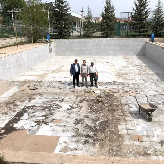Yüzme Havuzunda Tadilatlar Başladı Yüzme Havuzunda Tadilatlar Başladı