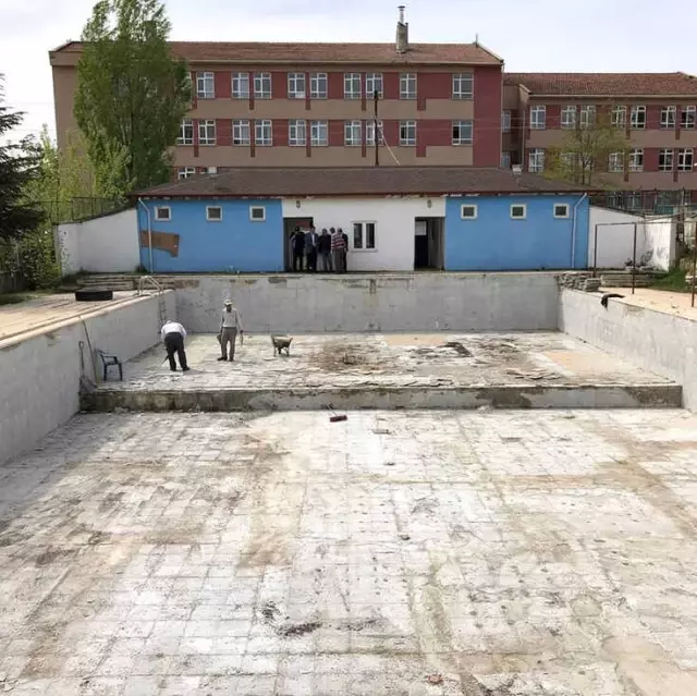 Yüzme Havuzunda Tadilatlar Başladı Yüzme Havuzunda Tadilatlar Başladı