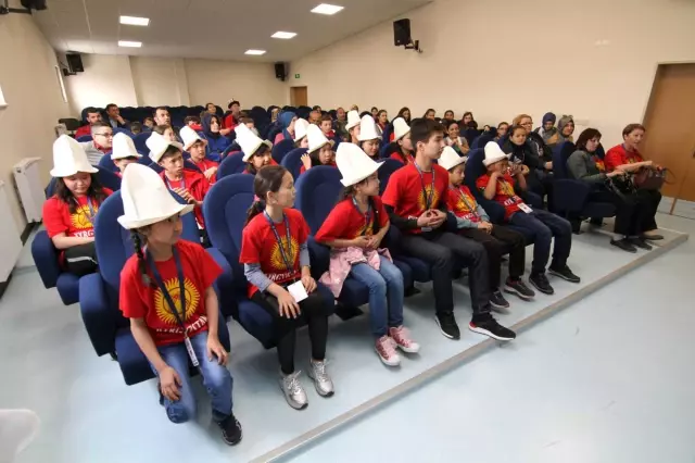 23 Nisan Festivali'ne Gelen İlk Ülke Güllerle Karşılandı