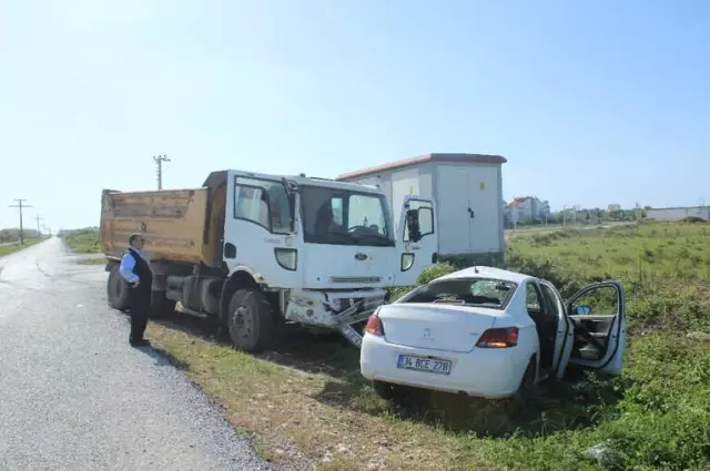 Antalya'da Kamyon ile Otomobil Çarpıştı: 1 Yaralı