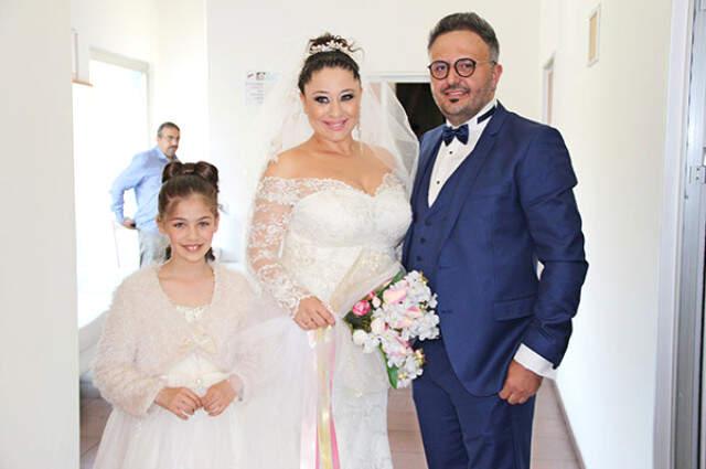 Apar Topar Evlenen Güzel Oyuncu Derya Şen'in Göbeğini Gören 'Hamile Olabilir' Dedi