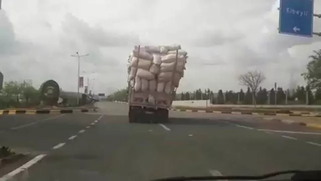 Aşırı Yüklü Kamyon Trafikte Tehlike Saçtı