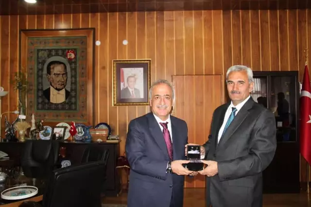 Azerbaycan Büyükelçisi Hazar İbrahim'den Rektör Çomaklı'ya Ziyaret