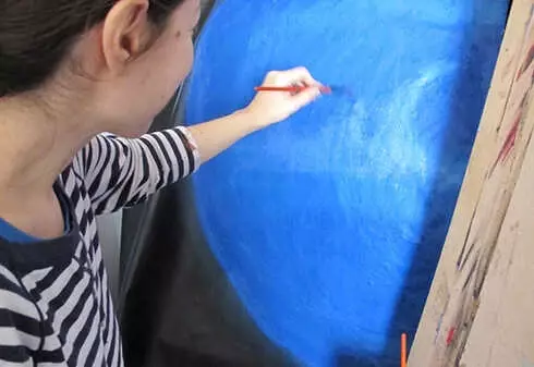 Bilimi Sanatla Birleştiren Sıradışı Ressam: Sıla Güven