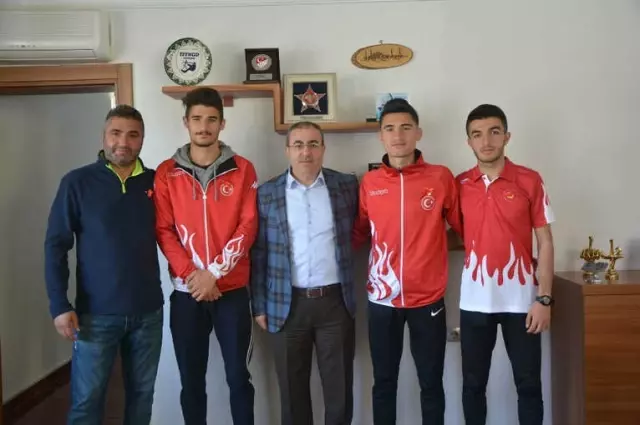 Dünya Üçüncülüğü Elde Eden Atletizm Takımı Ünlüer'i Ziyaret Etti