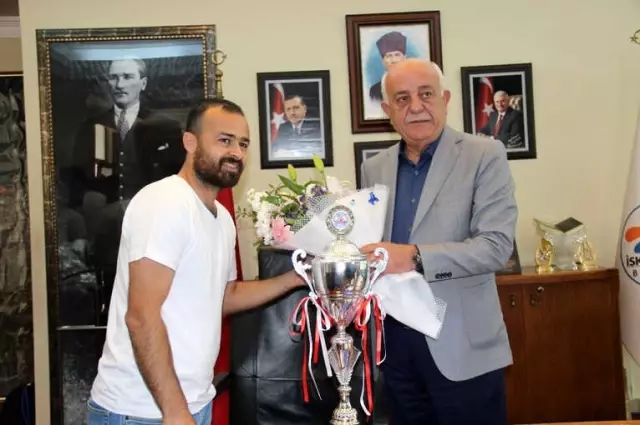 Futbolcular Şampiyonluk Kupasını Seyfi Dingil'e Takdim Etti
