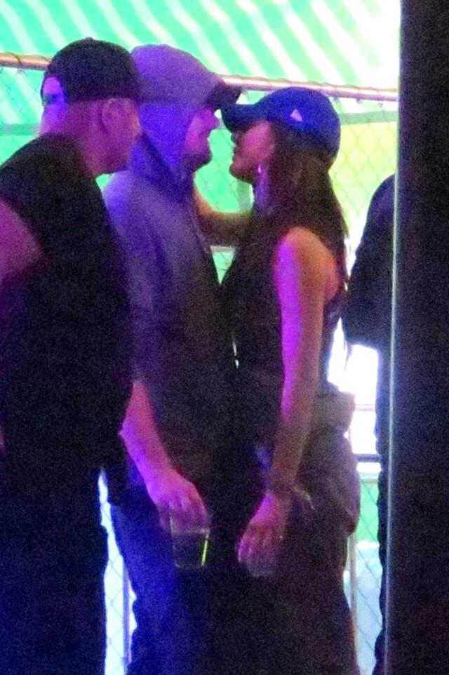 İhanet Dedikodularına Aldırış Etmeyen Leonardo DiCaprio, Genç Sevgilisi ile Aşka Geldi