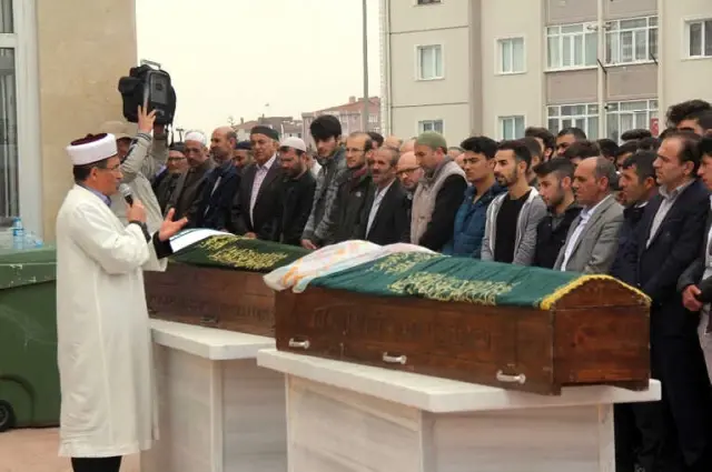 İstanbul'daki Feci Kazada Ölen Anne ve Oğlu Kocaeli'de Toprağa Verildi