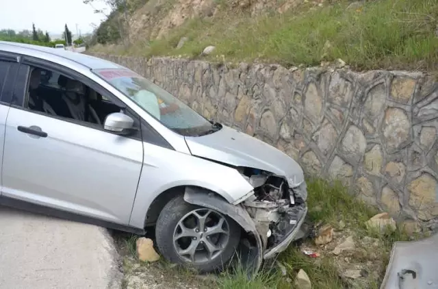 İstinat Duvarına Çarpan Araç Kullanılmaz Hale Geldi
