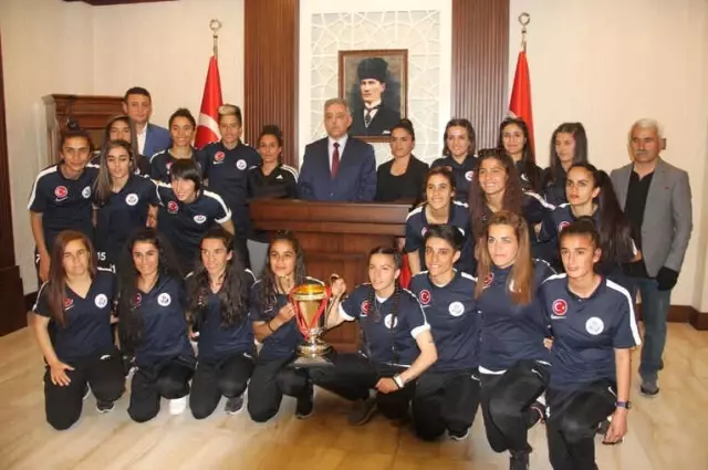 Kadın Futbolculardan Vali Toprak'a Ziyaret