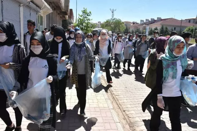 Kahta Fen Lisesi Çevre Temizliğine Dikkat Çekti