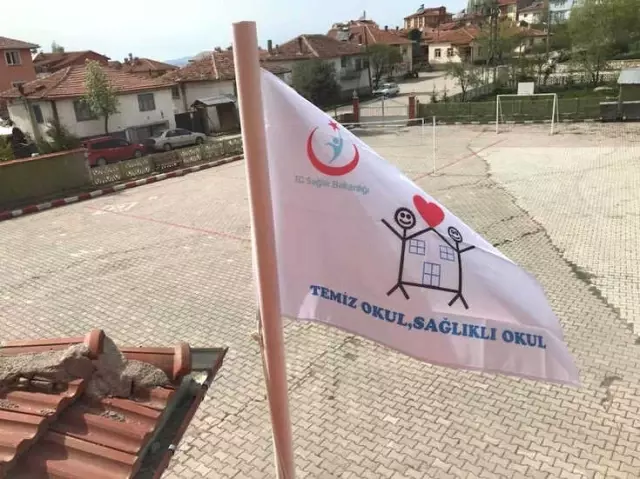 Karbasan Ortaokulu'na Beyaz Bayrak