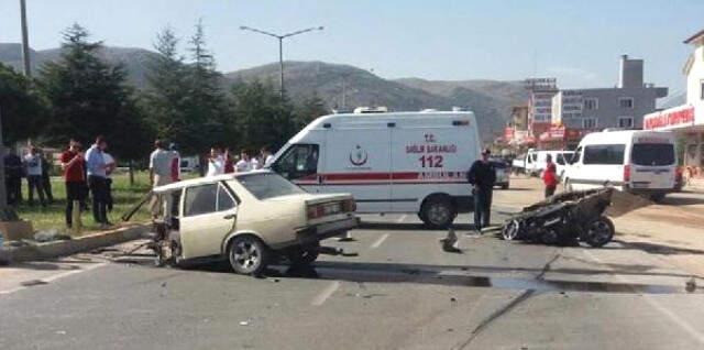 Kazada İkiye Bölünen Otomobilden Emniyet Kemeri Sayesinde Hafif Sıyrıklarla Kurtuldular