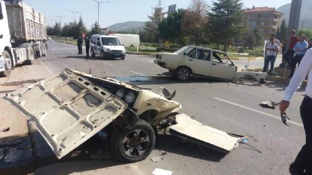 Kazada İkiye Bölünen Otomobilden Emniyet Kemeri Sayesinde Hafif Sıyrıklarla Kurtuldular