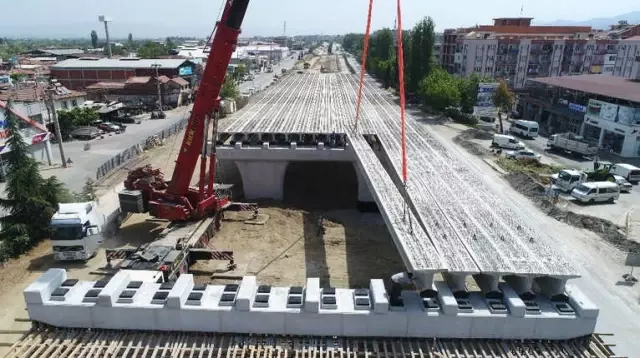 Köprülü Kavşağın Köprü Kirişleri Yerleştiriliyor