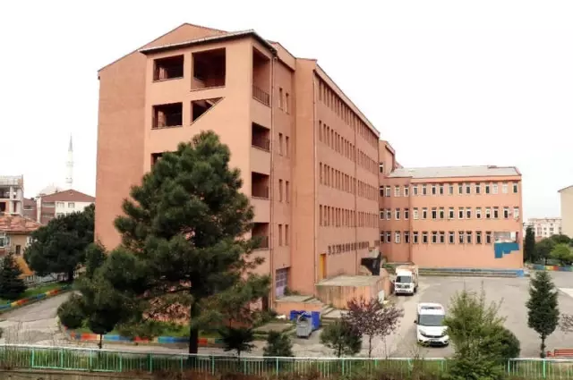 Lisenin 3. Katından Atlayan Kız Öğrencinin Durumu İyiye Gidiyor