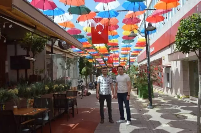 Manisa'da Şemsiyeli Sokak Yenilendi