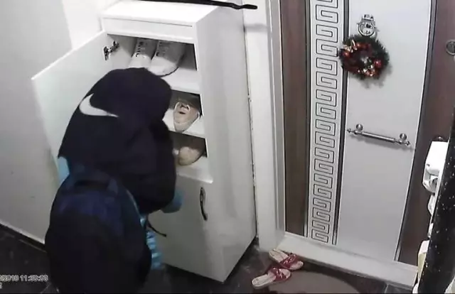 Öğrenci Kıyafetli Hırsız Kameralara Yakalandı