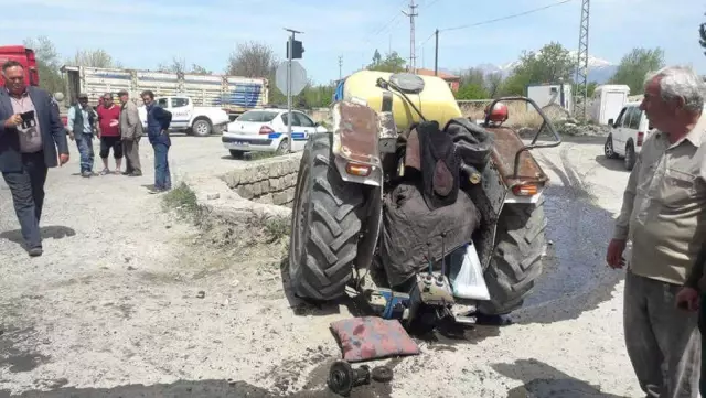 Otomobilin Çarptığı Traktör 2'ye Bölündü: 2 Yaralı