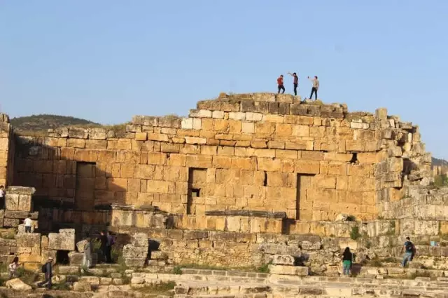 Pamukkale'ye Ücretsiz Girişler İçin Uzun Kuyruk Oluştu