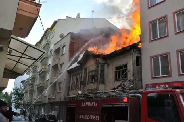 Sandıklı'da Koruma Altındaki 200 Yıllık Tarihi Binada Yangın