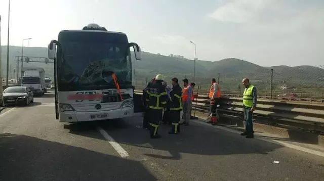 Tem'de Yolcu Otobüsü Tıra Çarptı: 2 Yaralı