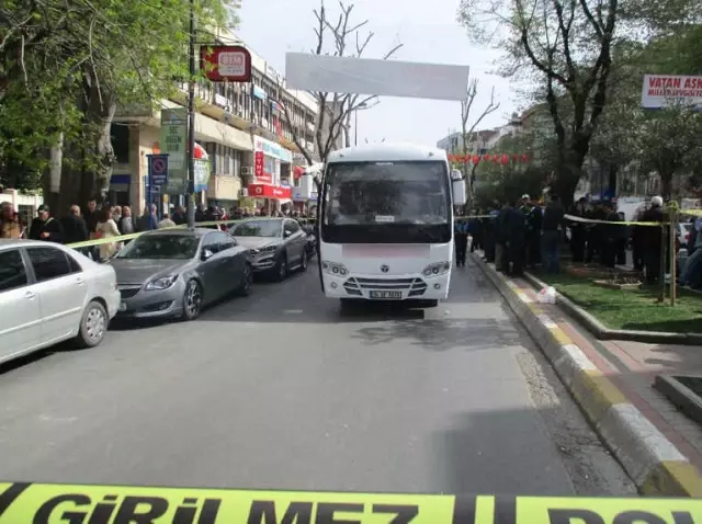 Üsküdar'da Yaşlı Kadın Servis Midibüsünün Altında Kaldı