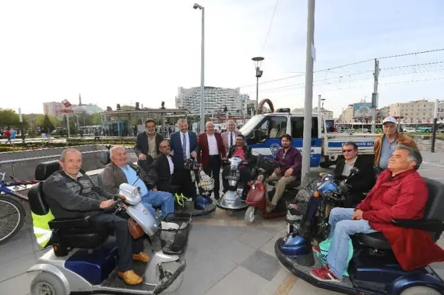 Başkan Çelik Esnaf ve Vatandaşlarla Birlikte Başkan Çelik Esnaf ve Vatandaşlarla Birlikte