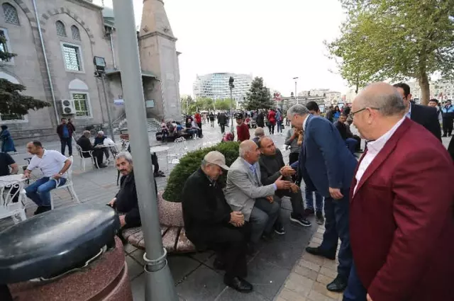 Başkan Çelik Esnaf ve Vatandaşlarla Birlikte Başkan Çelik Esnaf ve Vatandaşlarla Birlikte