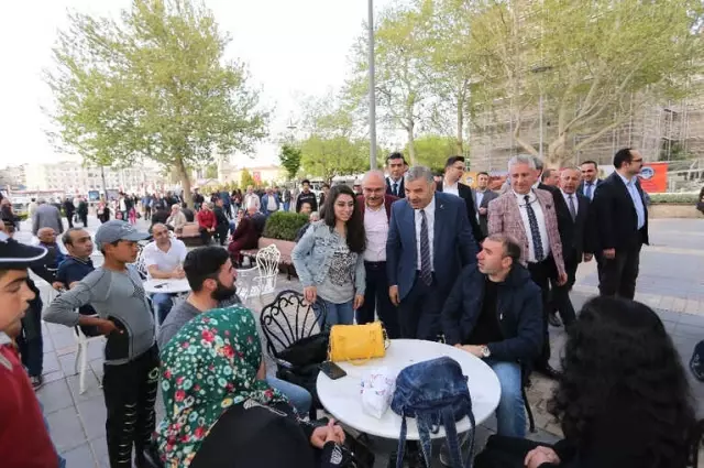 Başkan Çelik Esnaf ve Vatandaşlarla Birlikte Başkan Çelik Esnaf ve Vatandaşlarla Birlikte