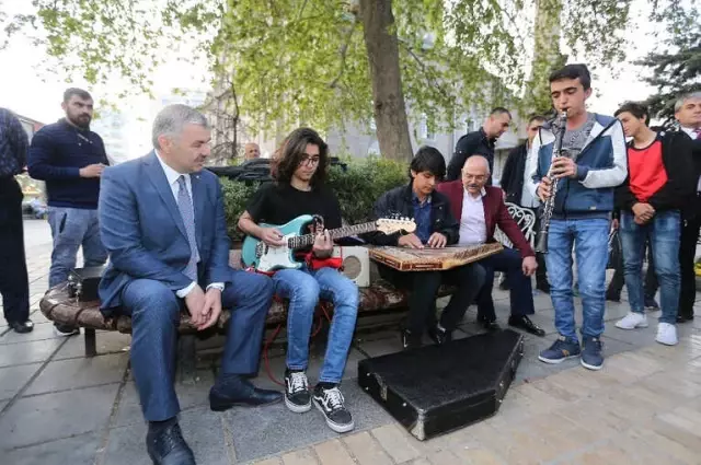 Başkan Çelik Esnaf ve Vatandaşlarla Birlikte Başkan Çelik Esnaf ve Vatandaşlarla Birlikte