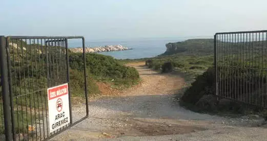 Turistik Akvaryum Koyu'na Yaptığı Kapıya Kilit Vurdu! Anne ve Çocuğu Mahsur Kaldı Turistik Akvaryum Koyu'na Yaptığı Kapıya Kilit Vurdu! Anne ve Çocuğu Mahsur Kaldı