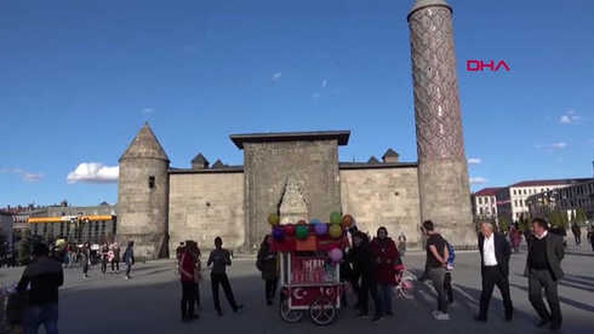 Erzurum-'iyilik Hareketi' Üyeleri, Sokaktaki Açları Doyurdu