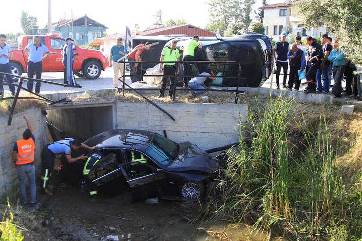 Fethiye'de Otomobil ile Kamyonet Çarpıştı: 3 Yaralı