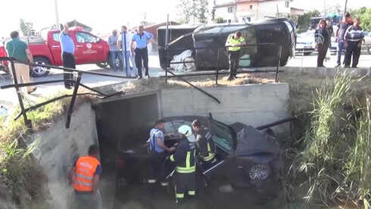Kamyonet ile Otomobil Çarpıştı: 3 Yaralı