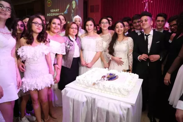 Belediye Başkanı Fatma Şahin Öğrencilerle Mezuniyet Pastasını Kesti