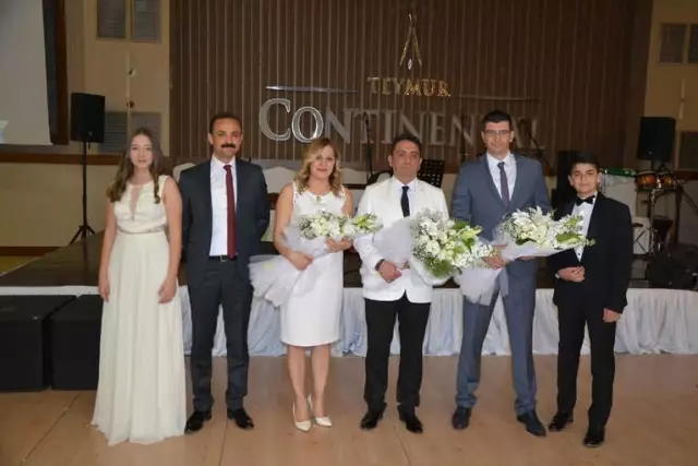 Belediye Başkanı Fatma Şahin Öğrencilerle Mezuniyet Pastasını Kesti