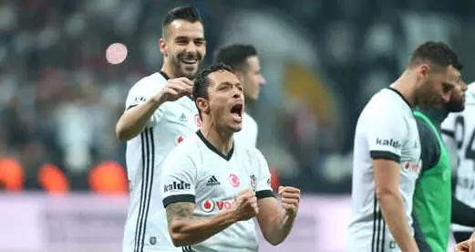 Beşiktaş'ın Brezilyalı Yıldızı Adriano Ülkesine Dönmek İstiyor