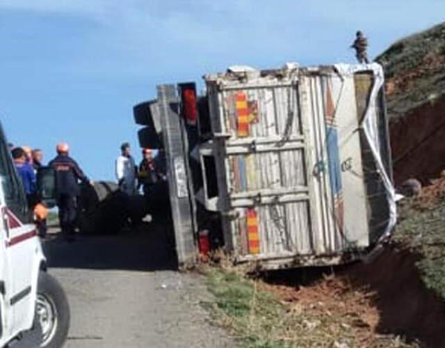Erzurum'da Kaçakları Taşıyan Kamyon Devrildi: 1 Ölü, 30 Yaralı