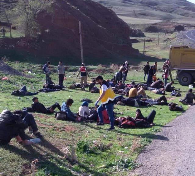 Erzurum'da Kaçakları Taşıyan Kamyon Devrildi: 1 Ölü, 30 Yaralı