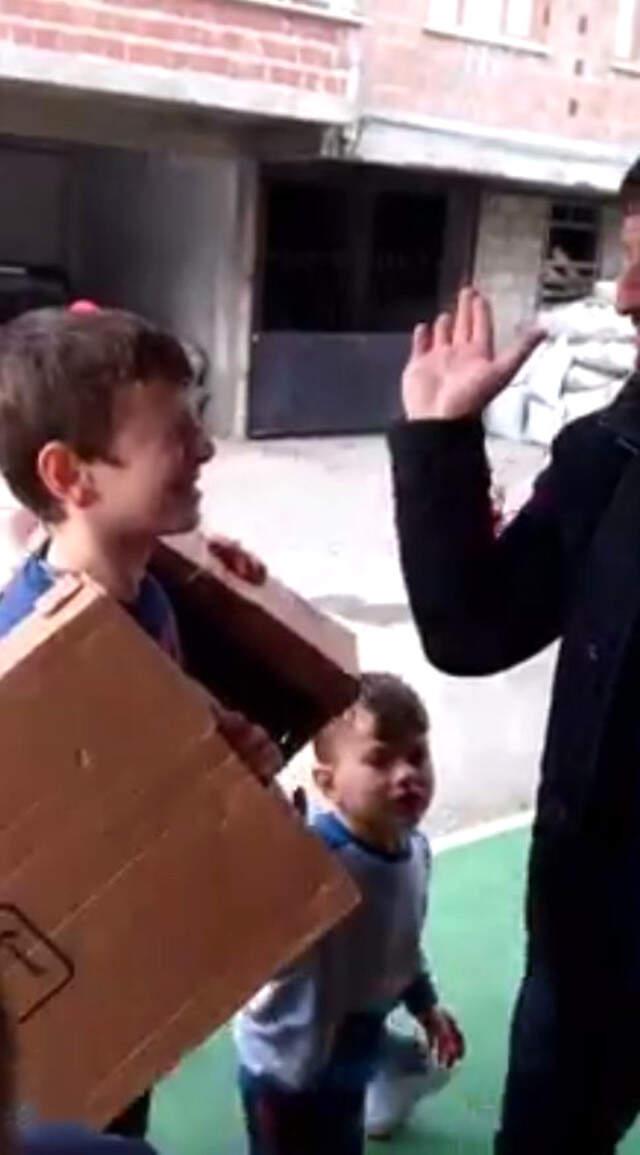 İlginç Pazarlık! Çocuklara Tokat Atma Karşılığında Dondurma Veriyor