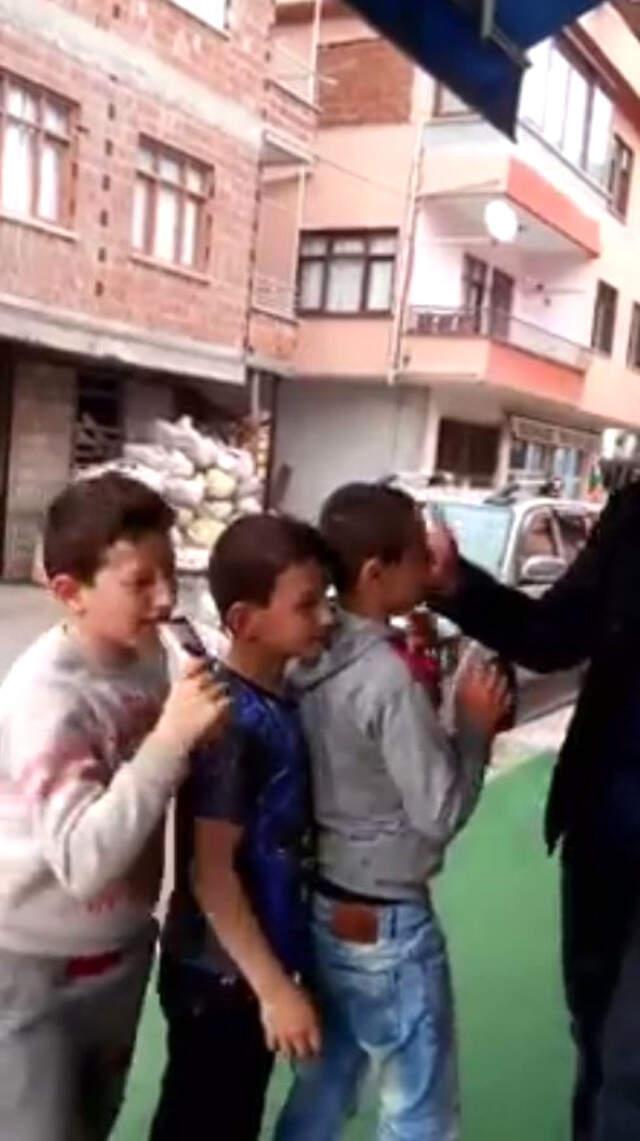 İlginç Pazarlık! Çocuklara Tokat Atma Karşılığında Dondurma Veriyor