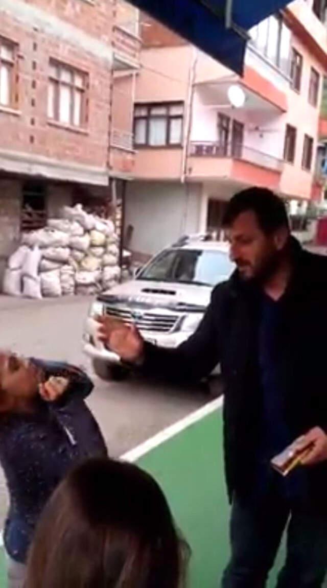 İlginç Pazarlık! Çocuklara Tokat Atma Karşılığında Dondurma Veriyor