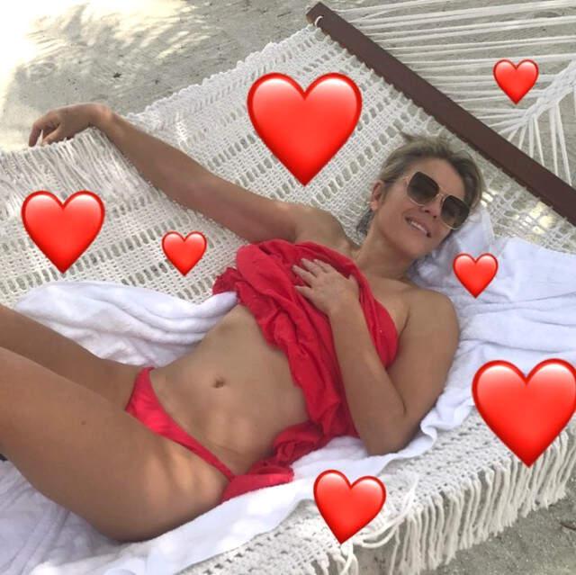 İngiliz Modelin Cesur Pozları Oğlunu İsyan Ettirdi: Anne Giyin Artık, Utanıyorum