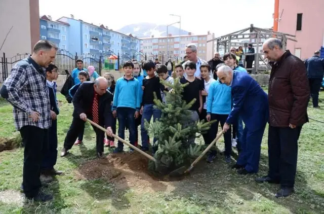 Palandöken Belediyesi Öğrencilerle Fidan Dikti