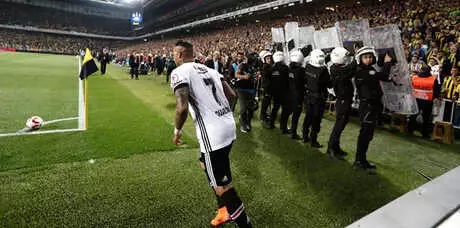 Quaresma ve Caner'e Yabancı Madde Yağmuru!
