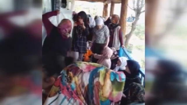 Vatandaşların Ağırlığına Dayanamayan Ahşap Balkon Çöktü