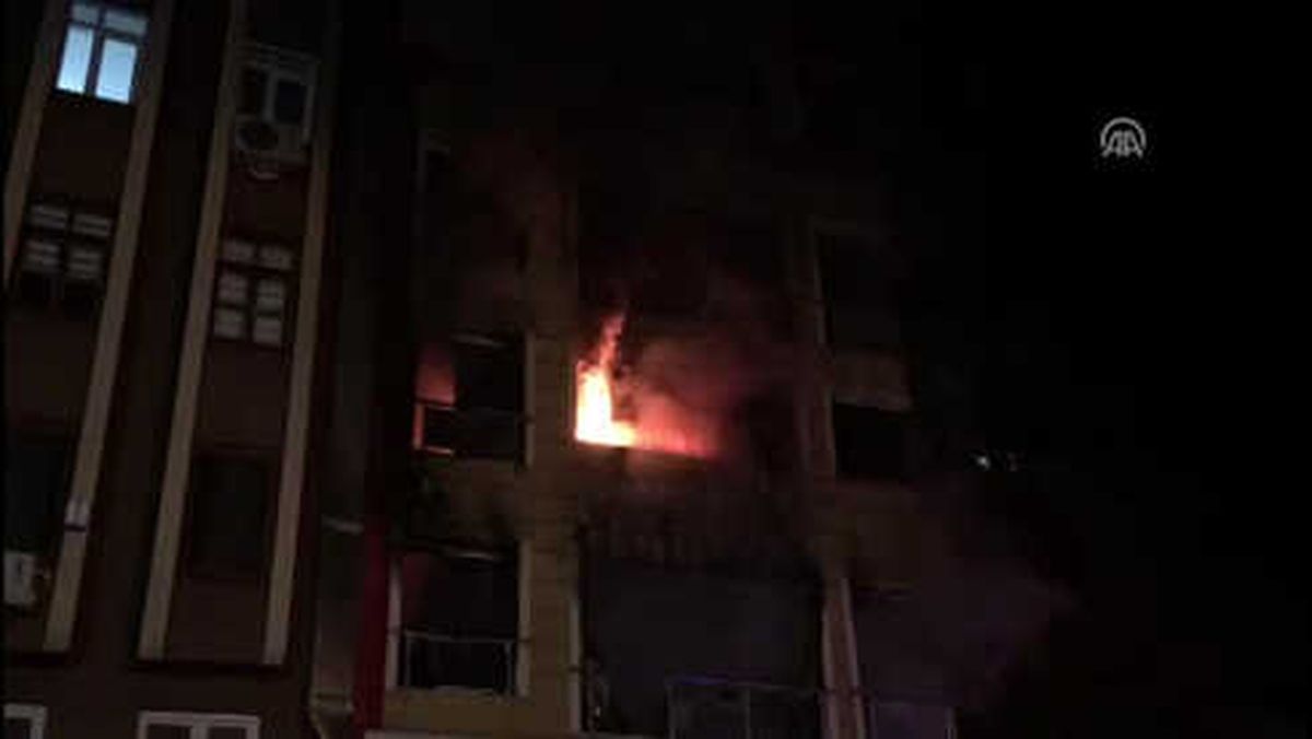 Kartal'da Kitabevinde Çıkan Yangın Apartmanı Sardı: 3 Yaralı