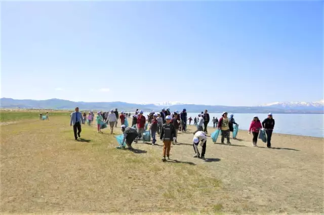 Tuşba Belediyesinden Sahil Temizliği Tuşba Belediyesinden Sahil Temizliği