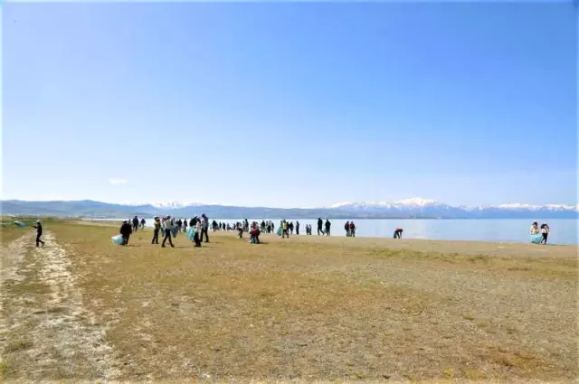 Tuşba Belediyesinden Sahil Temizliği Tuşba Belediyesinden Sahil Temizliği